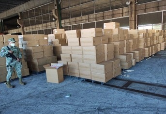 Aduanas de Meìxico y Secretariìa de Marina decomisan maìs de 10 millones de cigarros en el Puerto de Laìzaro Caìrdenas (4)